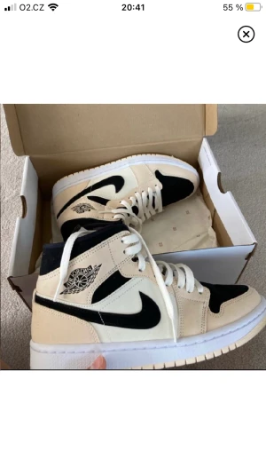 Jordan 1 Mid Barely Orange - Så snygga Jordans som tyvärr inte kommit till mycket användning. Dem är verkligen jätte unika med färgerna. Skorna heter Jordan 1 Mid Barely Orange även så kallade Guava Ice, och är i storlek 40, men passar även 38-41. Lådan finns kvar. Skriv vid frågor🫶🏼