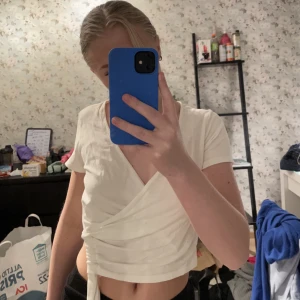 Vit tröja - Säljer kläder pga utresning allt är i fint skick, köparen står för frakten 💙 vit tröja med snygg detalj använd 2 ggr