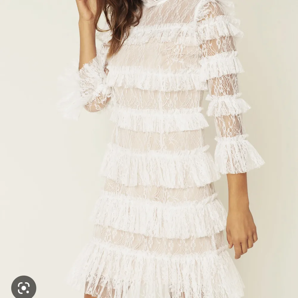 Säljer min älskade by malina klänning i vit, storlek xs. Nypris 2500, mitt pris 1500 - kan dock tänka mig gå ner i pris vid snabb affär!. Klänningar.
