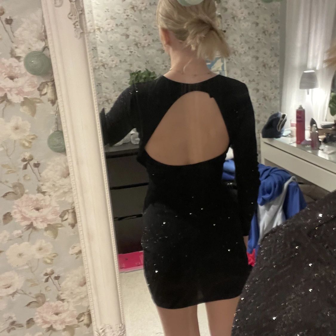 Svart glittrig klänning  - 90