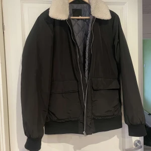 Jacka  - Säljer då den inte används längre 