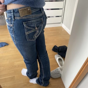 Lågmidjade jeans - Sååå fina jeans men de är för långa för mig (161). Enligt lapp W28L34. Från märket SILVER jeans co. I super skick. Innerben 81cm, midja 40cm. 500kr + 69kr frakt. 