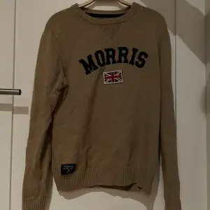 En brun stickad Morris tröja i storlek M. Använd men gott skick.