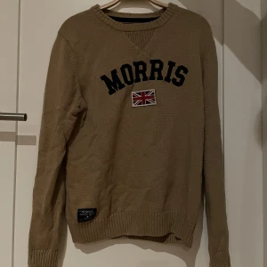 Stickad Morris tröja  - En brun stickad Morris tröja i storlek M. Använd men gott skick.