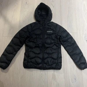 Peakperformance jacka - Säljer nu min peak jacka eftersom den är för liten. Den är i storlek S. Det är en tunnare jacka och passar bra till vår & höst. Den är i mycket bra skick! 