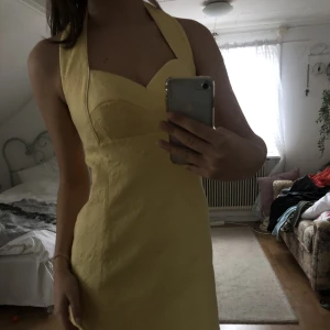 Gul miniklänning - Gul klänning i ett lyxigt, tjockt material. På lappen står det storlek 42, men den passar som en S. 