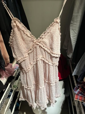 Klänning NA-KD - Klänning från NA-KD i storlek 38. Klänningen är aldrig använd, prislappen är kvar se bild 2. Otroligt fin och söt klänning men passar inte min kropp så som jag vill ha den tyvärr. Köparen står för frakten. 