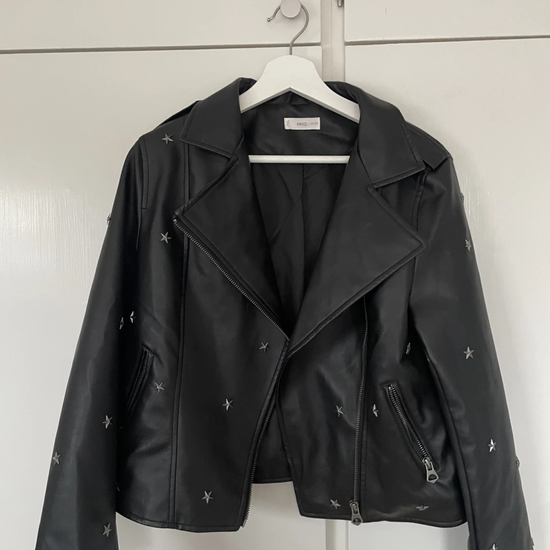 Skinnjacka med stjärnor