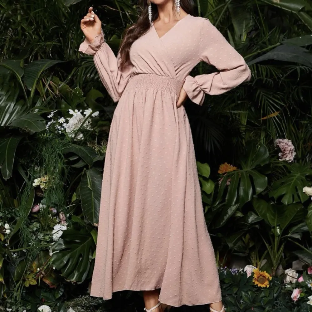 Jätte snygg rosa klänning, passar M/L. väldigt mjukt och skön material men säljer pga det inte kommer till användning. Endast testat därmed i ny och bra skick! Köpt för 239kr.. Klänningar.