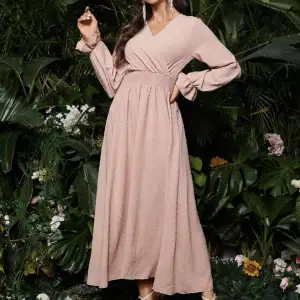 Jätte snygg rosa klänning, passar M/L. väldigt mjukt och skön material men säljer pga det inte kommer till användning. Endast testat därmed i ny och bra skick! Köpt för 239kr.