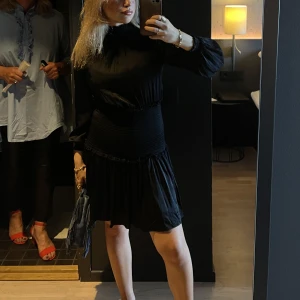 By Malina - Jättesnygg By Malina klänning i svart! Populär och passar perfekt till festligheter och nyår! Den är i jättebra skick pga inte kommit till användning. Nypris ca 2500kr