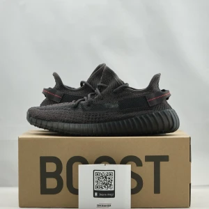 Yeezy Boost 350 V2 - Static black [Reflekterade] - Helt nya yeezy skor i absoluta toppskicket, skönare skor finns inte.  En känsla av att promenera på månen.   Dessa är reflekterade, i färgen static black. Modellen heter 350 v2.   Levereras i original förpackning med kvitto.  betalning via plick alt swish