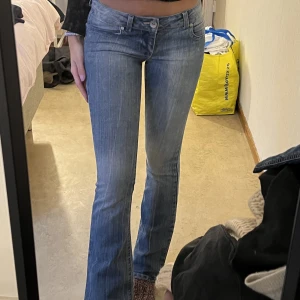 Lågmidjade jeans - Säljer dessa skit snygga lågmidjade jeansen då dem va lite för tajta och lite korta💓Jag är runt 170 och har oftast 34 i jeans💞Buda med minst 10kr🫶