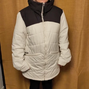 Burton skid/snowboard jacka L - Burton skid/snowboard jacka med snölås 