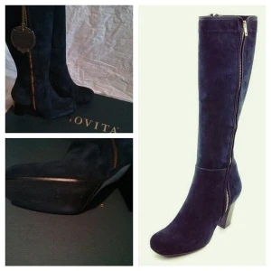 Novita stävlar i mocka - Marinblå stövlar från Novita i Mocka.  Stl 37 men smala så passar 36-36.5 bäst Fint skick utan kartong