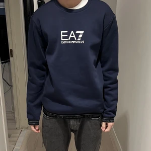 Emporio Armani äkta - EA collegetröja. Oanvänd, för stor Modellen är 180cm 67 kg