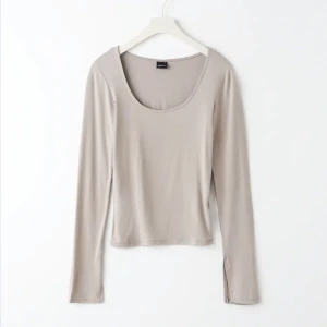 Så fin långärmad topp💖 - Säljer denna populära tröjan från Gina tricot!! Den sitter jätte fint, och har fina detaljer vid ärmarna💗 Helt oanvänd med lappen kvar. Den är i storlek m men sitter mer som en s😊Bara kom privat i behov av mer bilder💖