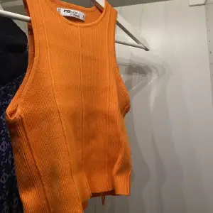 Säljer denna orangea linnet ifrån new yorker som har ett speciellt och fint material. Aldrig använd så den är som ny! 