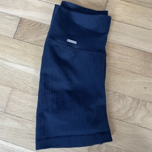 Short aimn - Marinblå tränings shorts från Aimn.