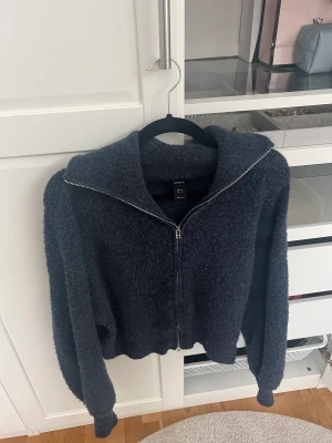 Stickad zip tröja - Jättefin stickad zip tröja från lindex. I Strl M men passar S💗