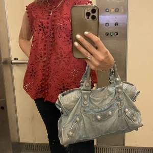 Balenciaga  - Sjukt snygg och populär balenciaga väska! Den är i jättebra skick och har en väldigt unik färg. Köpt på Vestiaire. Den är äkta men eftersom jag inte har äkthetsbeviset kvar säljer jag för billigare.