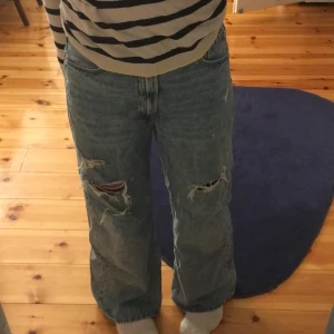 Jeans - Högmidjade baggy jeans med hål köpta från H&M💕