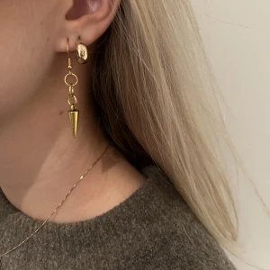 Örhängen - Nu har vi äntligen släppt modell 005 i guld! Super coola och går att ha både i skolan men även till lite festligare tillfredsställande. Kostar 79kr/par + 13kr frakt🙏🏻