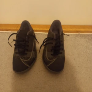 Fotbollskor - Säljer mina fotbollsinomhusskor 450 kr som jag köpte för 650kr för ungefär 1 årsen Använd dom runt 2 gånger eftersom dem tyvärr var små. Storlek 40,5