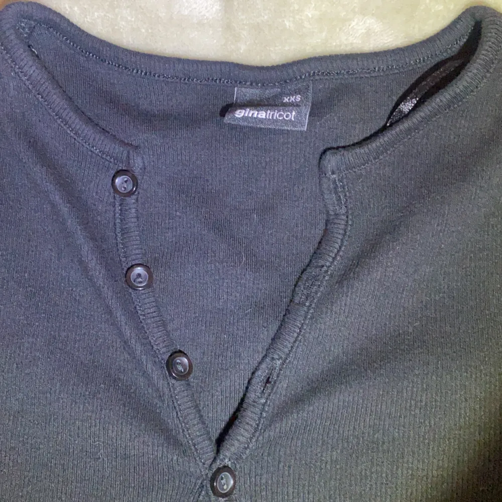 En svart söt tröja med 3 olika knappar där man kan välja hur man vill ha den, köpt från Gina Tricot för 150. Använts ca 2 gånger och är i nyskick! ❤️ Frakt tillkommer och om man har några frågor så är det bara att fråga på💕. Toppar.
