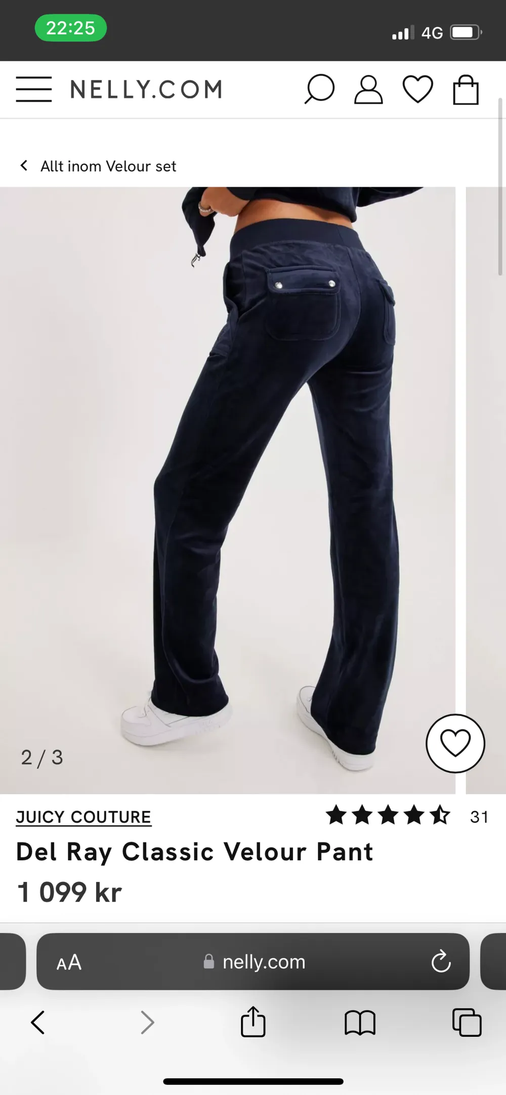 Jag säljer min juicy couture byxor i färgen ”night sky” jag säljer dessa för att jag skulle behöva en mindre storlek, i skick skulle jag säga 7/10 dlm är lite urtvättade men märks knappt!💋. Jeans & Byxor.