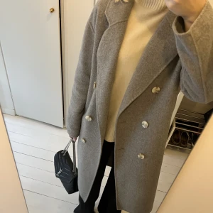 Grå kappa  - Säljer min fina gråa kappa från Massimo Dutti🤍 Säljs inte längre i butik! Stl XS från herravdelningen men passar XS- M i damstorlek 🤍 
