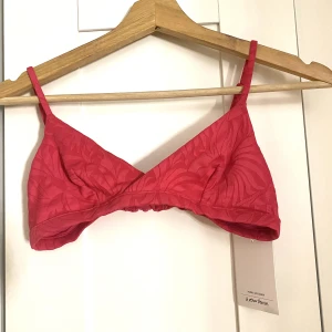 & Other Stories bikiniöverdel - & Other Stories bikiniöverdel Storlek: 36 Skick: nyskick (prislappen kvar!) Färg: fuchsia rosa