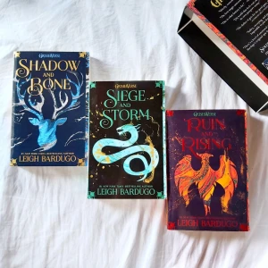 Shadow and bone trilogy 🐉 - Säljer mina shadow and Bone böcker (Lånad bild) böckerna är helt oskadade, inte ens lästa. Bokryggen är inte knäckt heller!! Böckerna är i nyskick. Säljs pga att jag är inte intresserad i att läsa dem. Nypris : 370kr , säljer de alla för 280kr inkl. Frakt
