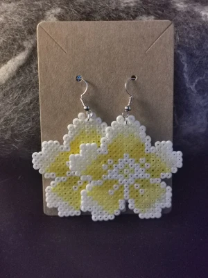 Handgjorda örhängen  - Fantastiska handgjorda pärlplatte örhängen. Metaltråden är nickelfri och öronkrokarna i silver.  Pris 70kr för ett par, 100kr för två par.  Ink frakt med post nord.  Önskas spårbart står du för frakten. Se gärna mina andra annonser.