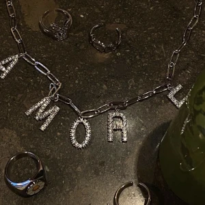 Halsband silver - Halsband från zenddetails i silver med texten ”Amore”. Slutsålt och köpt för 449kr ge prisförslag ❤️❤️