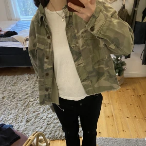 Grön jacka - Jättefin grön kamouflage jeansjacka!!! Sitter snyggt oversized på mig som brukar ha xs/s!❤️