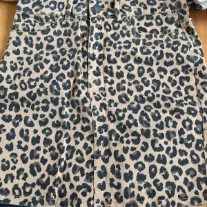 Leopard jeans kjol!