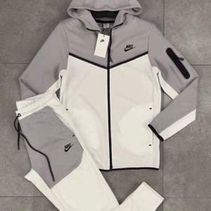 Nike Tech Fleece  1500kr + Frakt 🤍🤍