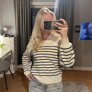 Tröja - Superfin randig tröja från &otherstories. Köpt för 600 kr och knappt använd! Frakt tillkommer på 70 kr! Skriv vid frågor💕