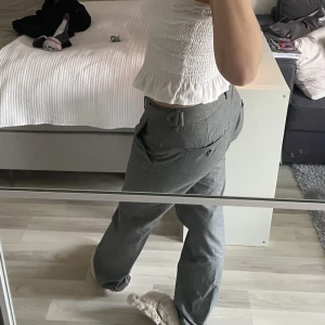 Lågmidjade kostymbyxor  - Jättefina kostymbyxor ifrån  Stockh LM❣️Dem är i vanliga fall en L, men den är insydda så att dem är perfekta för mig. Jag har 36-38 i byxor❣️och är 172cm😚