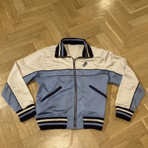 Asics 90s Vintage Fleece - Den här tröjan är sprillans ny och då i perfekt skick! Har väldigt snygga färger!   OBS! Den är S men är defenitivt i passform av XS