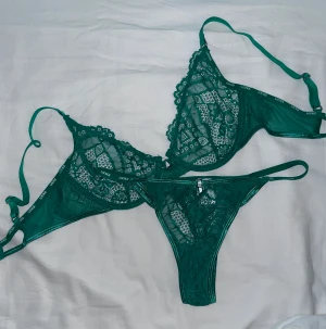 Set från Lounge - Säljer set från Lounge Underwear som inte använts mer än 1-2 gånger pga fel stl  Bh i stl 75D Trosor i M  Nypris: 650kr Mitt pris: 300kr  Kan lämnas i Göteborg eller skickas, frakt 43kr