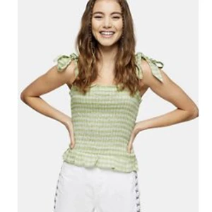 Grön topp - En jättesöt topp från topshop som aldrig kommit till användning. Band som är justerbara och me lite resår i materialet. 80+frakt 