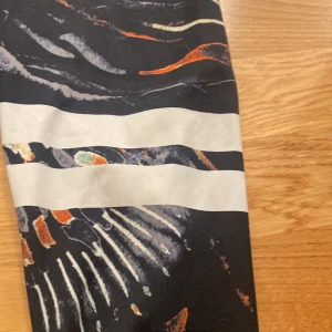 Tränings byxor - Stranger byxor, fortfarande bra kvalitet, säljer dom för dom är försmå för mig så det är inga problem med dom