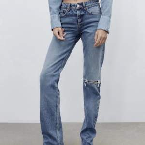 Jättesnygga jeans från zara i storlek 34. De har ett hål och är mellanblå i färgen. Köparen står för frakten💕
