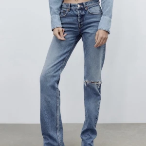 Zara jeans - Jättesnygga jeans från zara i storlek 34. De har ett hål och är mellanblå i färgen. Köparen står för frakten💕