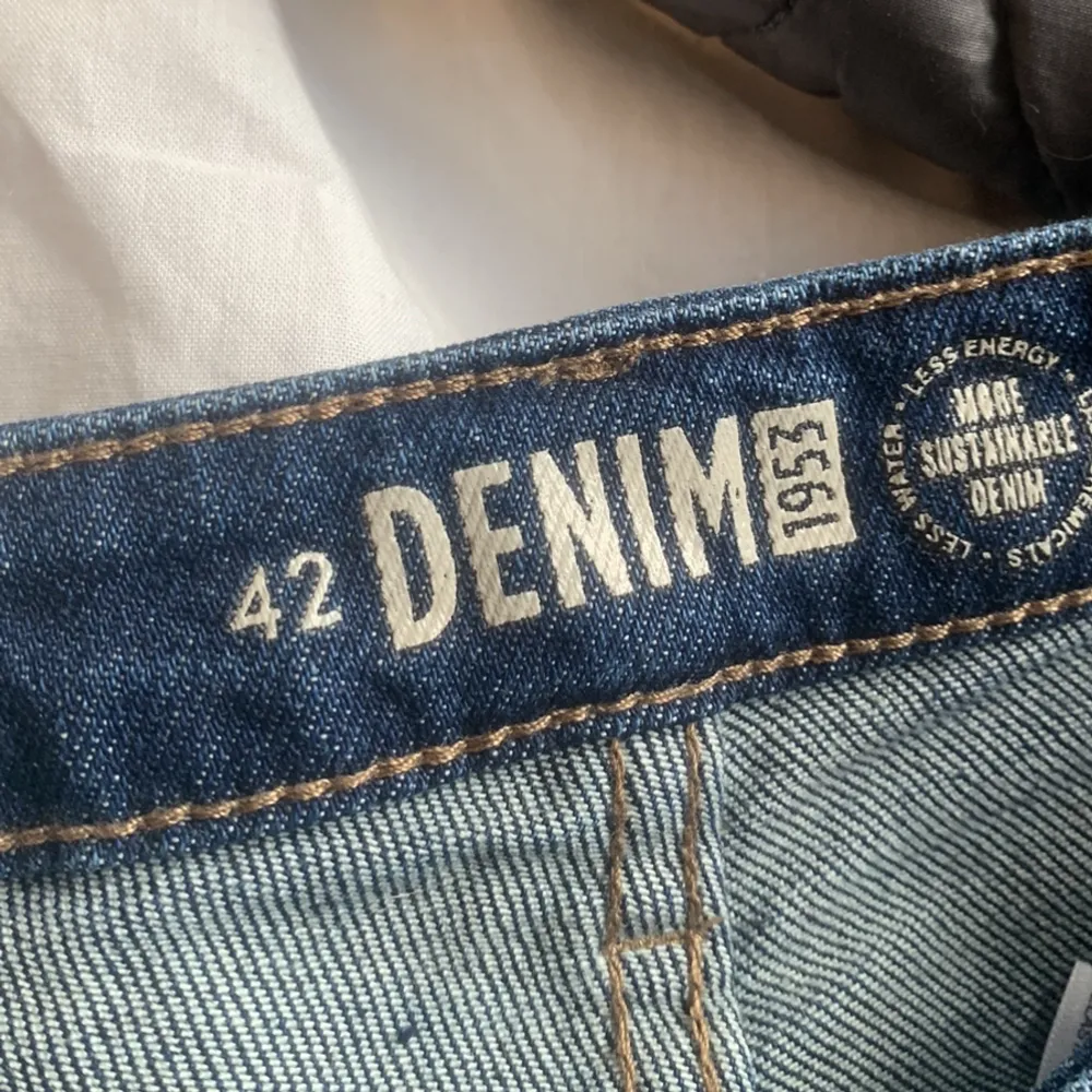 säljer min mammas gamla jeans som på mig som S sitter baggy och low waist men skulle passa större då det är storlek 42. fint skick och skulle nog säga att det är unisex💗. Jeans & Byxor.