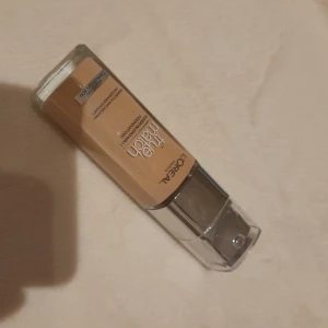 Foundation  - Säljer dena fondation som jag tycket var för mörk när jag provade den hemma. Den är endast testad en gång och har inga defekter. I färjen 3c för en persom med ganska kall hudton. Säljer för 140 kr men köpptes för 180 kr. Köparen står för frakt. 