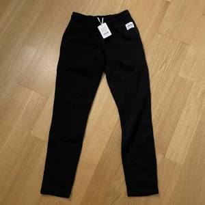 Mjukisbyxor - Oanvända mjukisbyxor från Andy by Frank dandy som är raka i benen, storlek xs. Säljer för 80kr plus frakt🥰