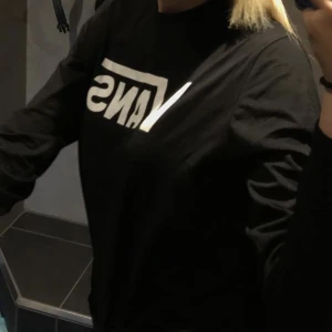 Säljer svart vans tröja  - Säljer nu min svarta vans tröja för att den inte kommer till användning, använd några gånger och fint skick! Skriv privat för fler bilder 💗